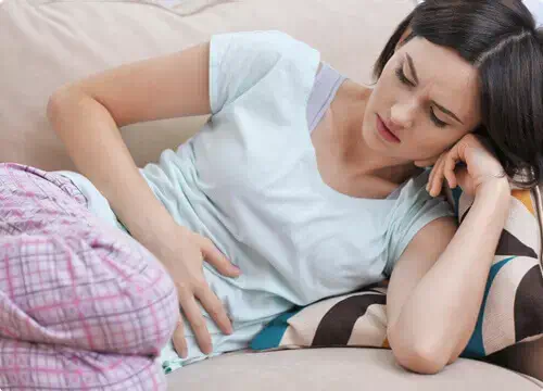 Kobieta z bólem brzucha